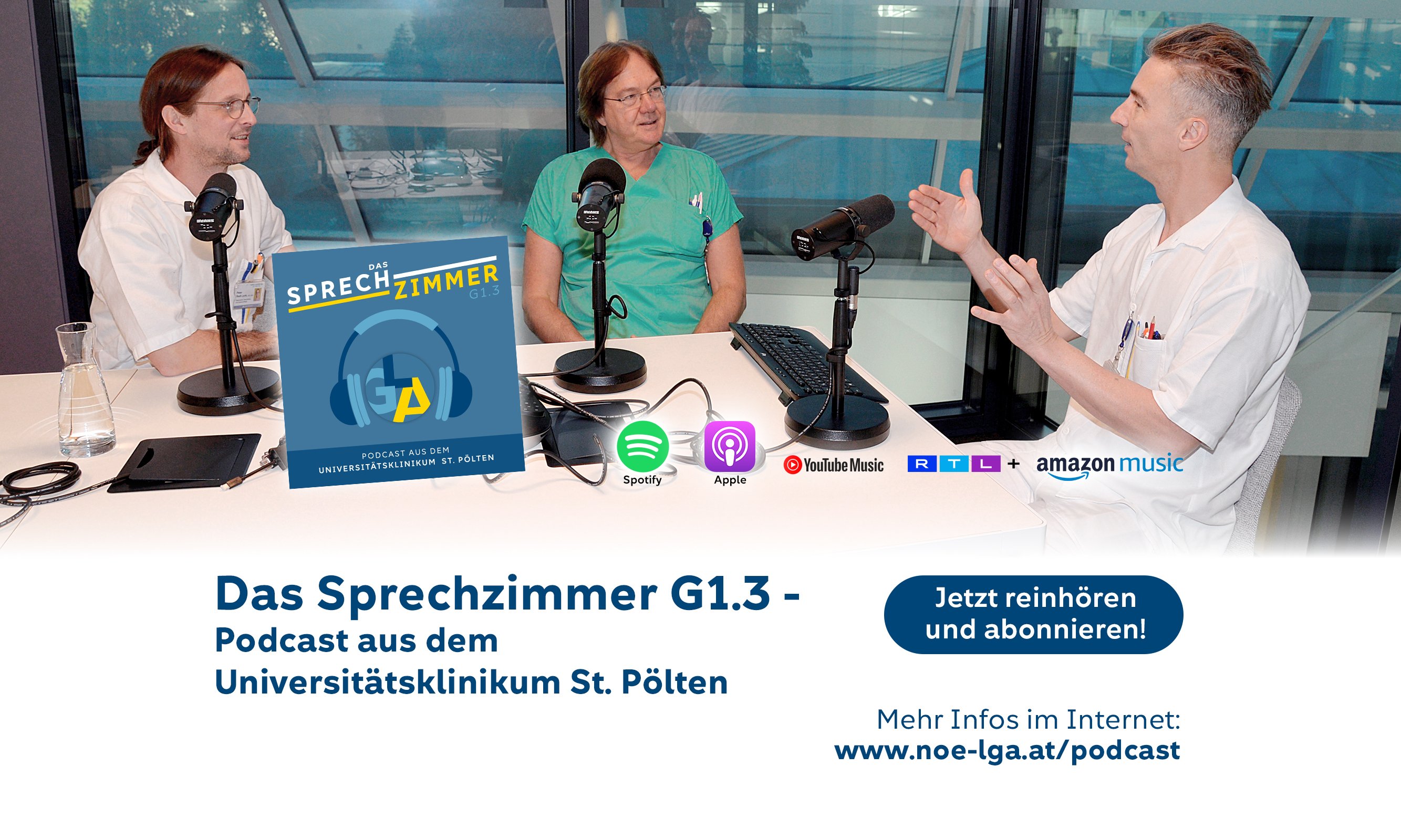 Ärztin und Arzt mit Stethoskop halten die Hände verschränkt und blicken in die Kamera